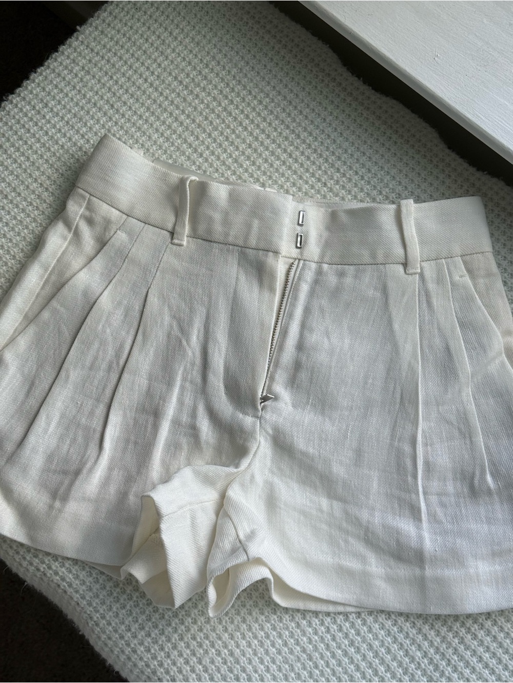 Aritzia Effortless Linen Shorts